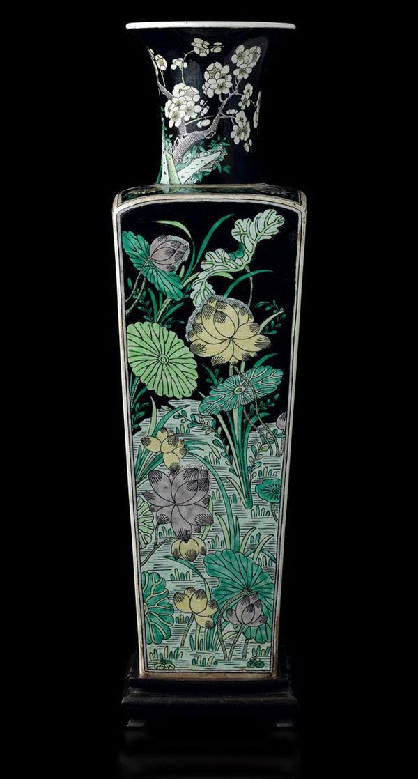Vaso a sezione quadrata in porcellana Famiglia Nera con decoro di rami in fiore, Cina, Dinastia Qing, XIX secolo