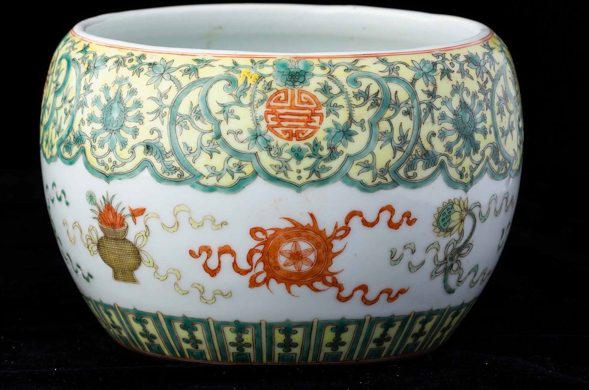 Vaso Globulare in Porcellana nei Toni della Famiglia Verde con Decoro a Fiori di Loto e Simboli T...