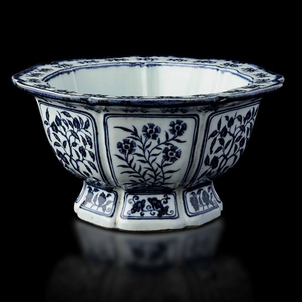 A porcelain jardiniere, China, Qing Dynasty