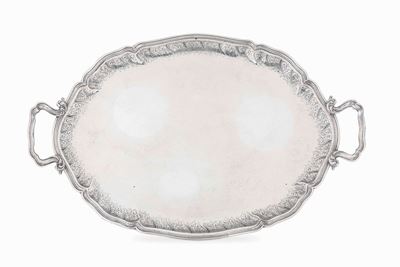 Vassoio Ovale Biansato in Argento Fuso e Cesellato. Argenteria Milanese del XX Secolo. Argentiere...