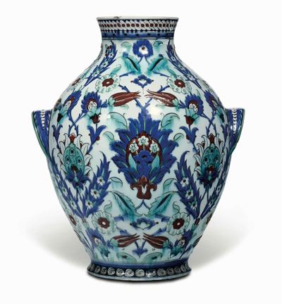 Vaso Biansato con Decoro a Fiori e Ghirlande di Foglie Firenze, Manifattura Cantagalli, 1883 Circ...