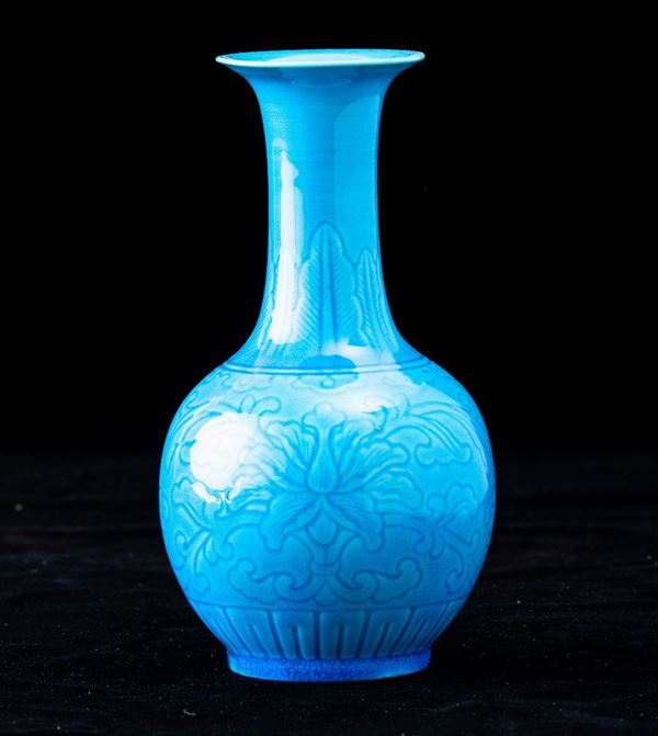 Vaso in porcellana monocroma turchese con decori floreali, Cina, XX secolo