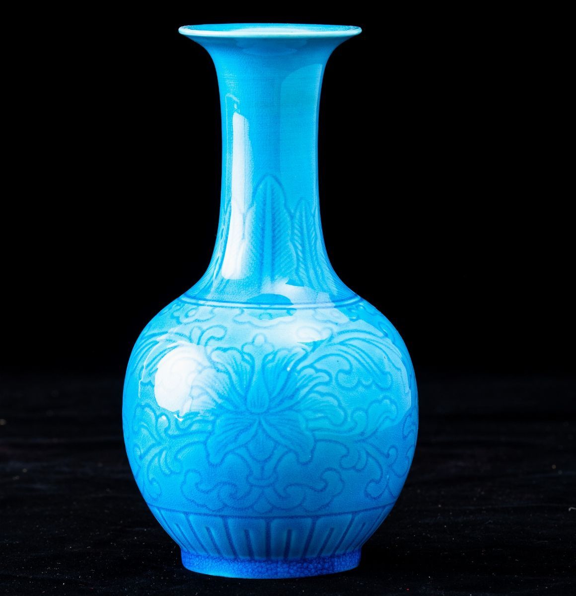Vaso in Porcellana Monocroma Turchese con Decori Floreali, Cina, XX Secolo