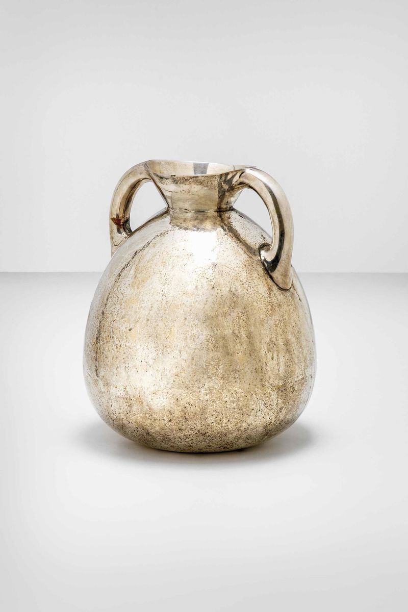 Eros Genazzi : Vaso in argento martellato a due anse.  - Auction Fine Design - Cambi Casa d'Aste