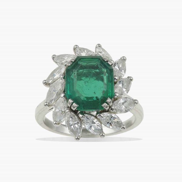 Anello smeraldo Colombia ct 4.35 e diamanti taglio navette a contorno