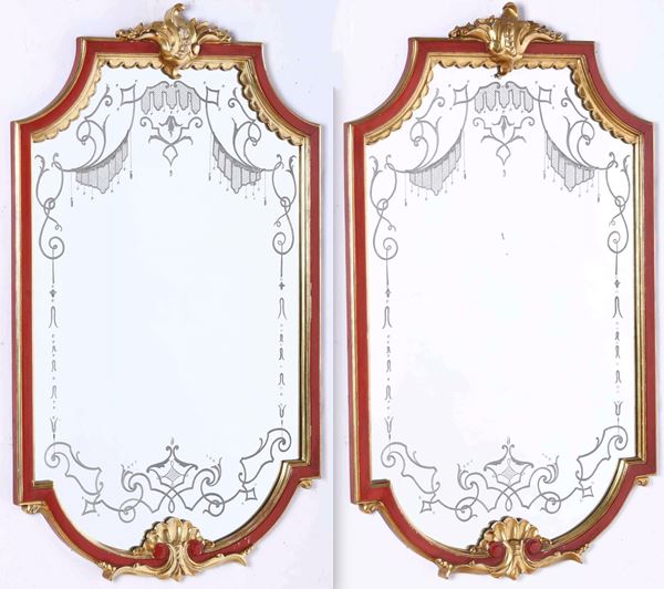 Coppia di specchiere in legno intagliato, laccato e dorato, specchi incisi. XIX secolo