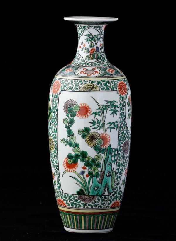 Vaso in porcellana Famiglia Verde con soggetti naturalistici entro riserve e decori floreali, Cina, Dinastia Qing, XIX secolo