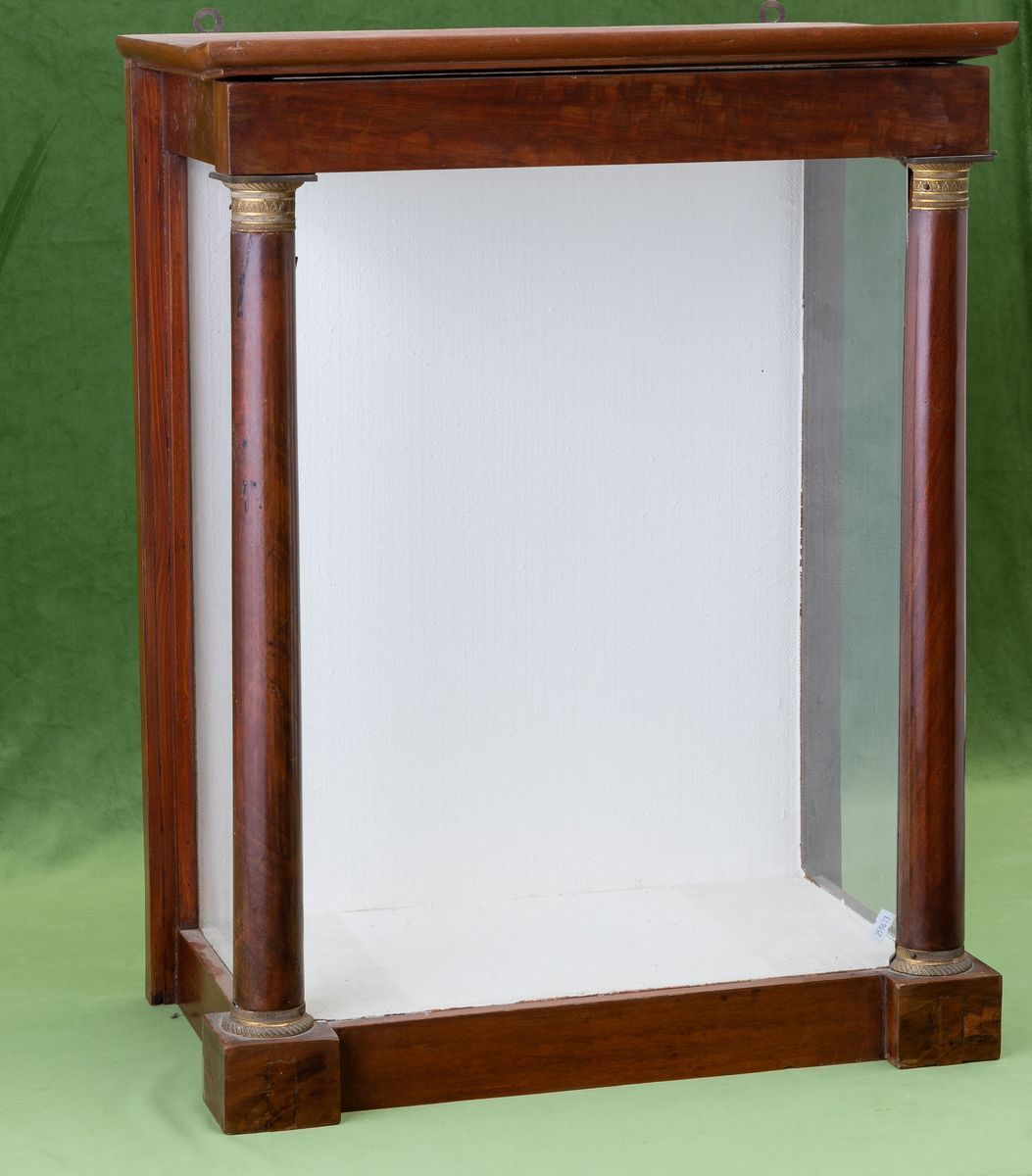 Teca in Legno Dipinto con Montanti a Colonna e Capitelli in Bronzo Dorato. XIX-XX Secolo