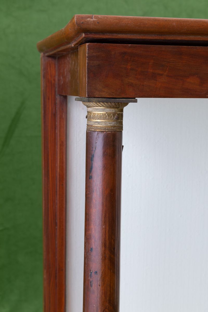 Teca in Legno Dipinto con Montanti a Colonna e Capitelli in Bronzo Dorato. XIX-XX Secolo