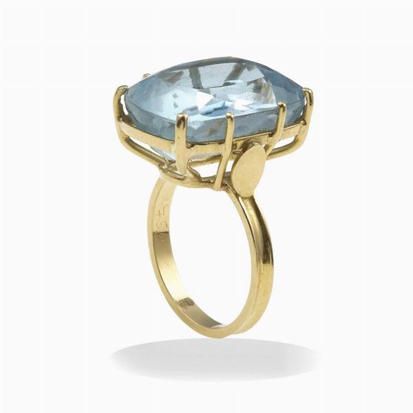 Blue topaz and gold ring