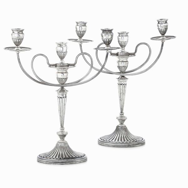 Coppia di candelabri in argento fuso e cesellato. Argenteria milanese del XX secolo, argentiere Pietro De Vecchi