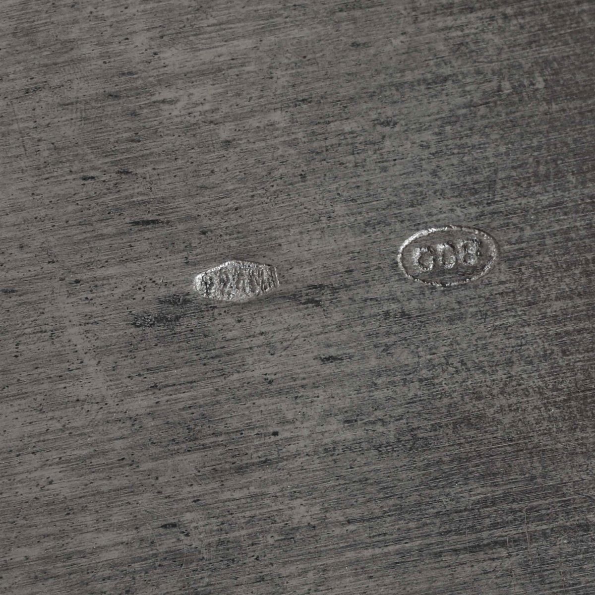 Coppia di Candelabri in Argento Fuso e Cesellato. Argenteria Milanese del XX Secolo, Argentiere P...