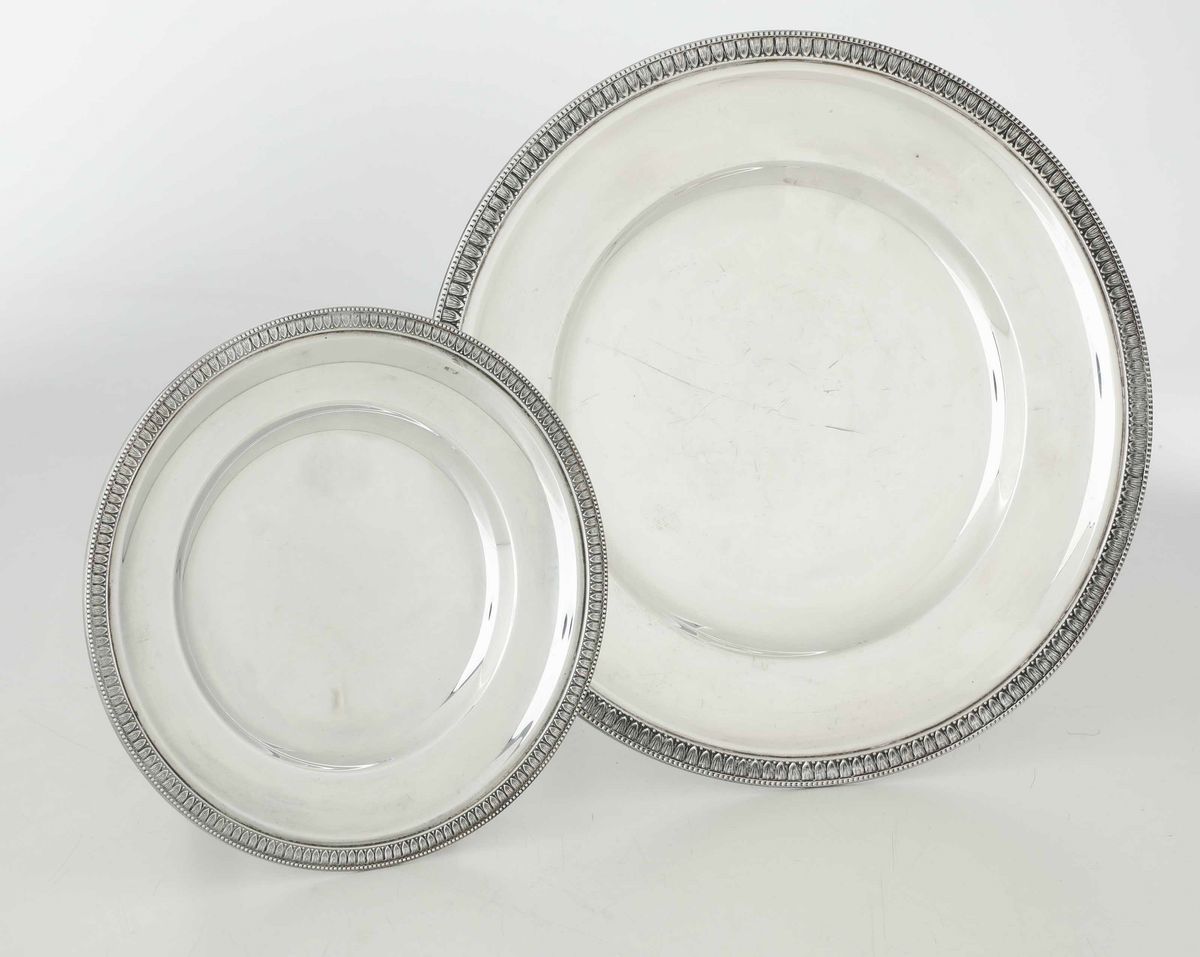 Coppia di Piatti Diversi in Argento Fuso e Cesellato. Diverse Manifatture Italiane del XX Secolo
