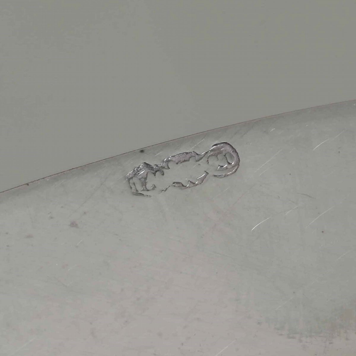 Coppia di Piatti Diversi in Argento Fuso e Cesellato. Diverse Manifatture Italiane del XX Secolo