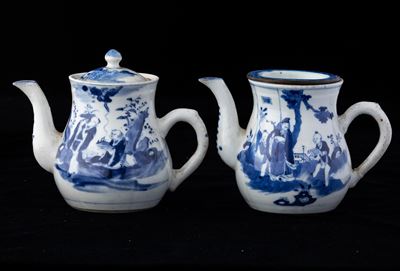Due Teiere in Porcellana Bianca e Blu con Raffigurazioni di Saggi Entro Paesaggio, Cina, Dinastia...
