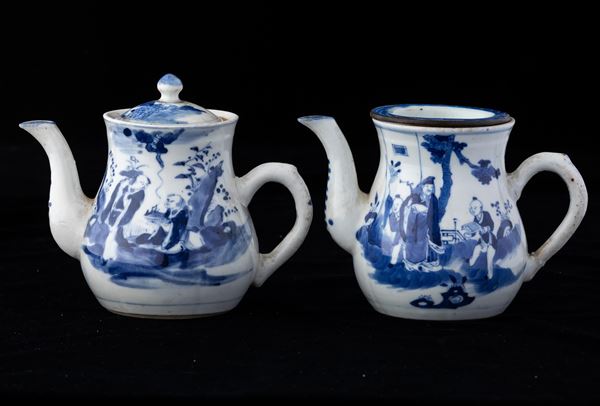 Due teiere in porcellana bianca e blu con raffigurazioni di saggi entro paesaggio, Cina, Dinastia Qing, epoca Kangxi (1736-1796)