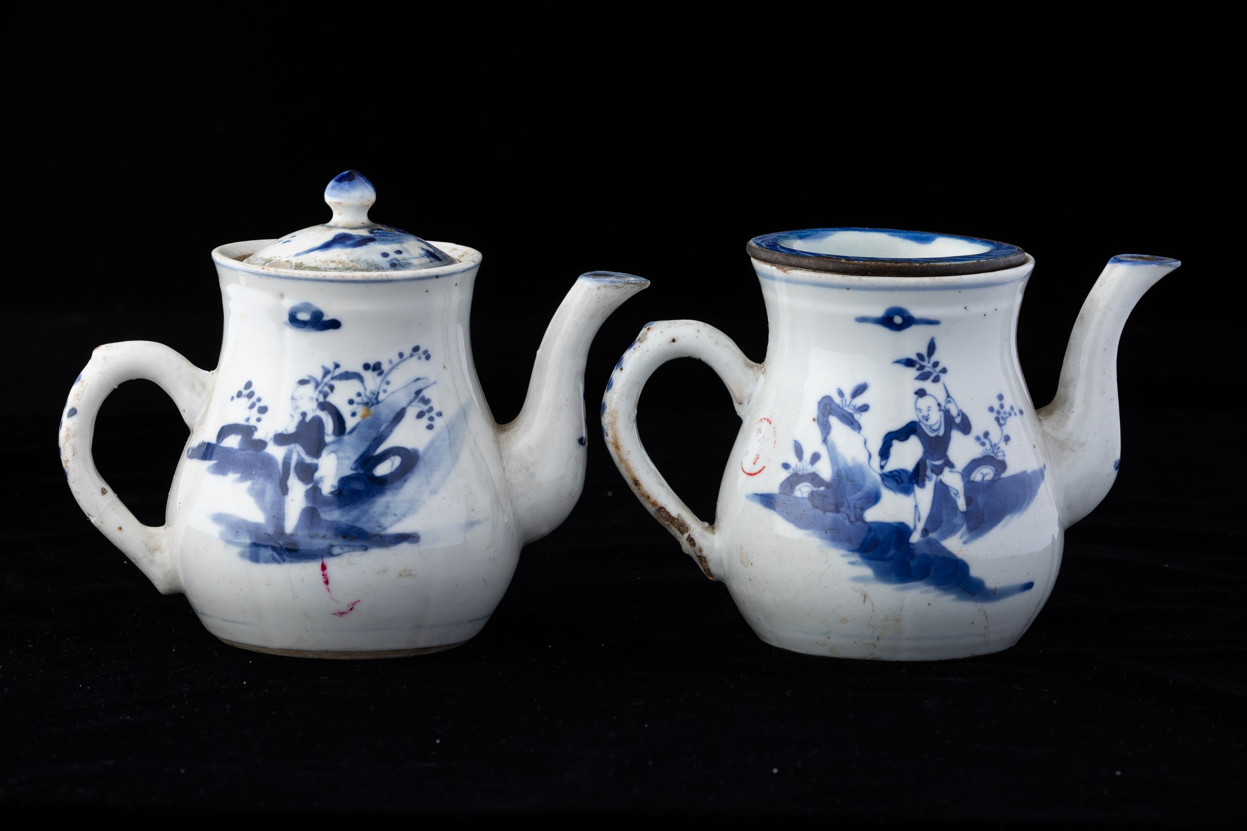 Due Teiere in Porcellana Bianca e Blu con Raffigurazioni di Saggi Entro Paesaggio, Cina, Dinastia...