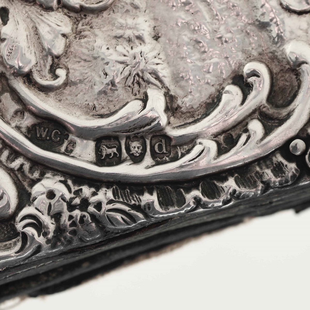 Soffietto da Camino Rivestito in Argento Sterling. Marchio della Città di Londra 1899. Argentiere...