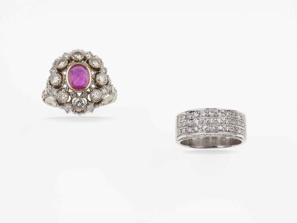 Lotto composto da anello con rubino e diamanti e anello a fascia con pavé di diamanti