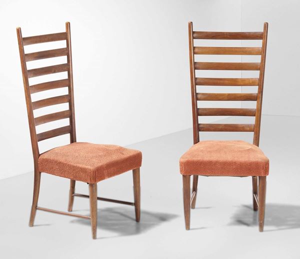 Due sedie in legno.