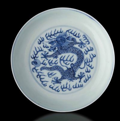 Piatto in Porcellana Bianca e Blu con Figura Centrale di Drago tra le Nuvole, Cina, Dinastia Qing...