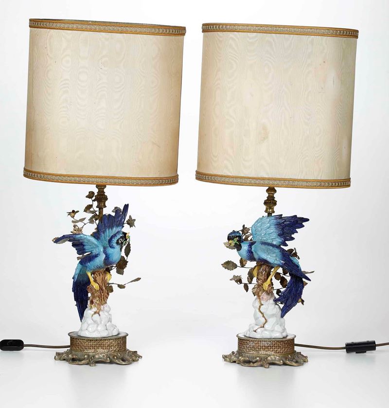 Coppia di figure di uccelli del paradiso montati a lampada Probabilmente Francia, XX secolo  - Asta Ceramiche - Cambi Casa d'Aste