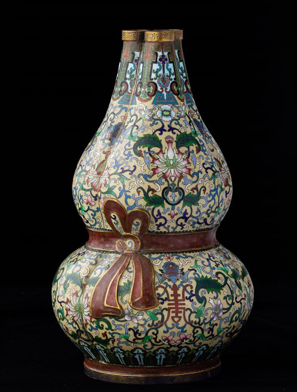 Vaso in smalto a forma di doppia zucca con decoro a fiocco e simboli taoisti, Cina, Repubblica, XX secolo