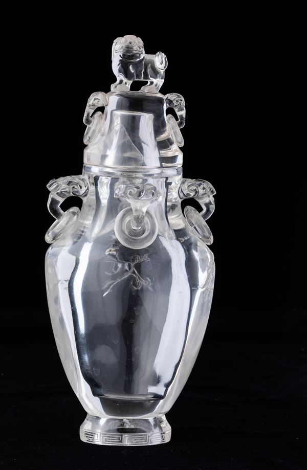 Vaso scolpito in cristallo di rocca con presa del coperchio a foggia di leone e anse ad anello con mascheroni, Cina, Dinastia Qing, XIX secolo