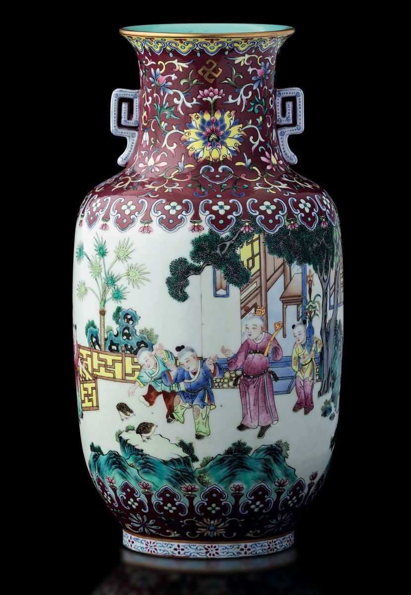 Vaso in Porcellana con Piccole Anse Sagomate e Scena di Vita Comune con Saggi e Discepoli, Cina, ...
