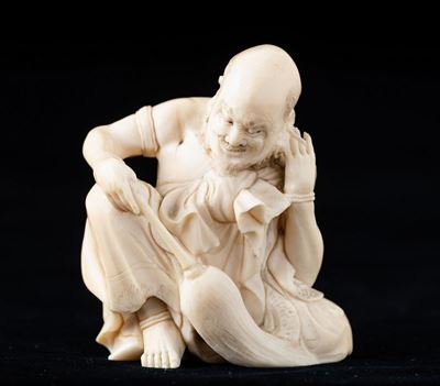 Figura in Avorio Raffigurante Rakan Seduto, Giappone, Periodo Meiji (1868-1912)
