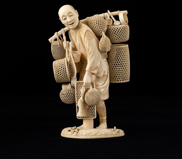 Okimono scolpito in avorio raffigurante venditore di ceste, Giappone, periodo Meiji (1686-1912)