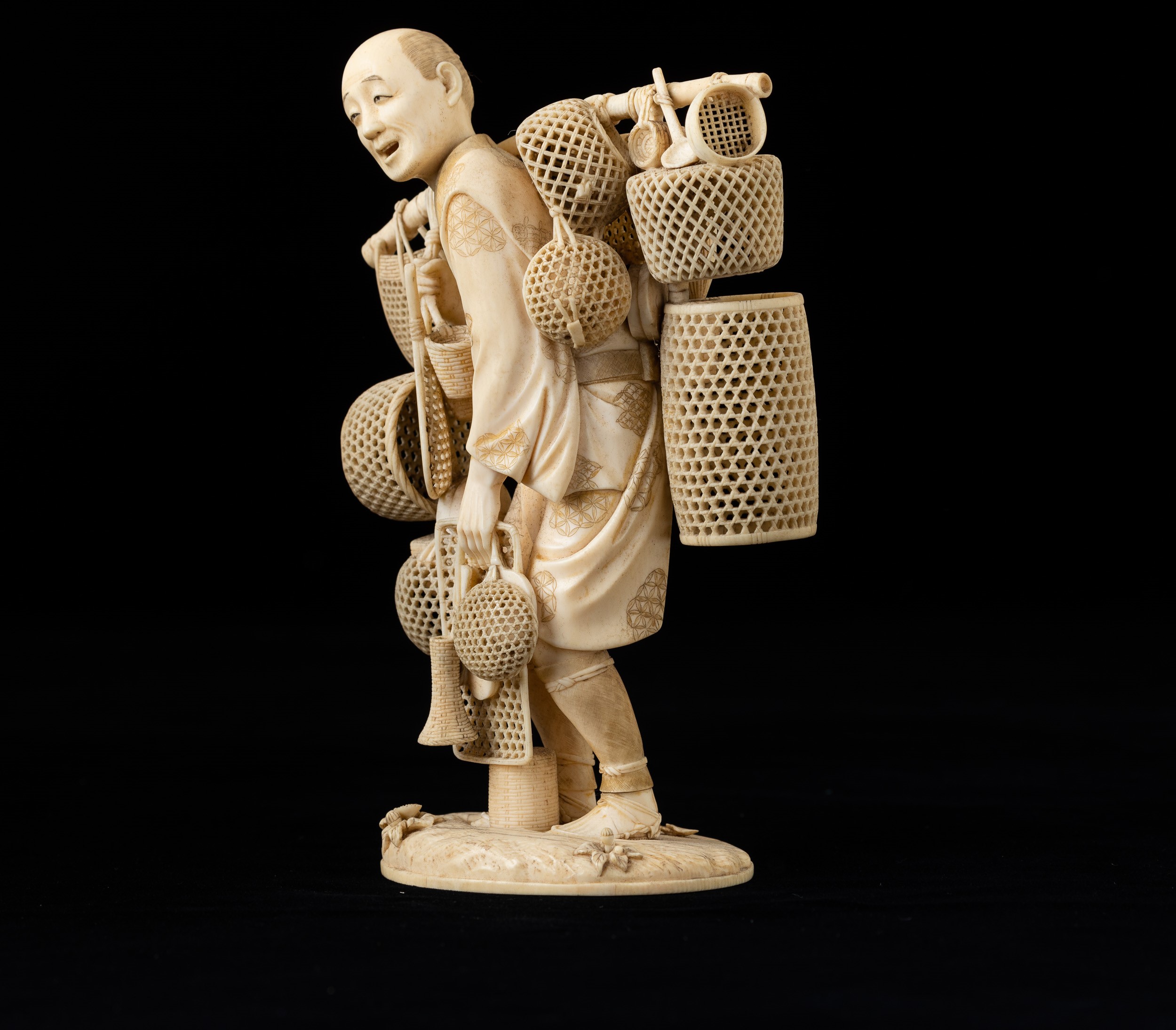 Okimono Scolpito in Avorio Raffigurante Venditore di Ceste, Giappone, Periodo Meiji (1686-1912)