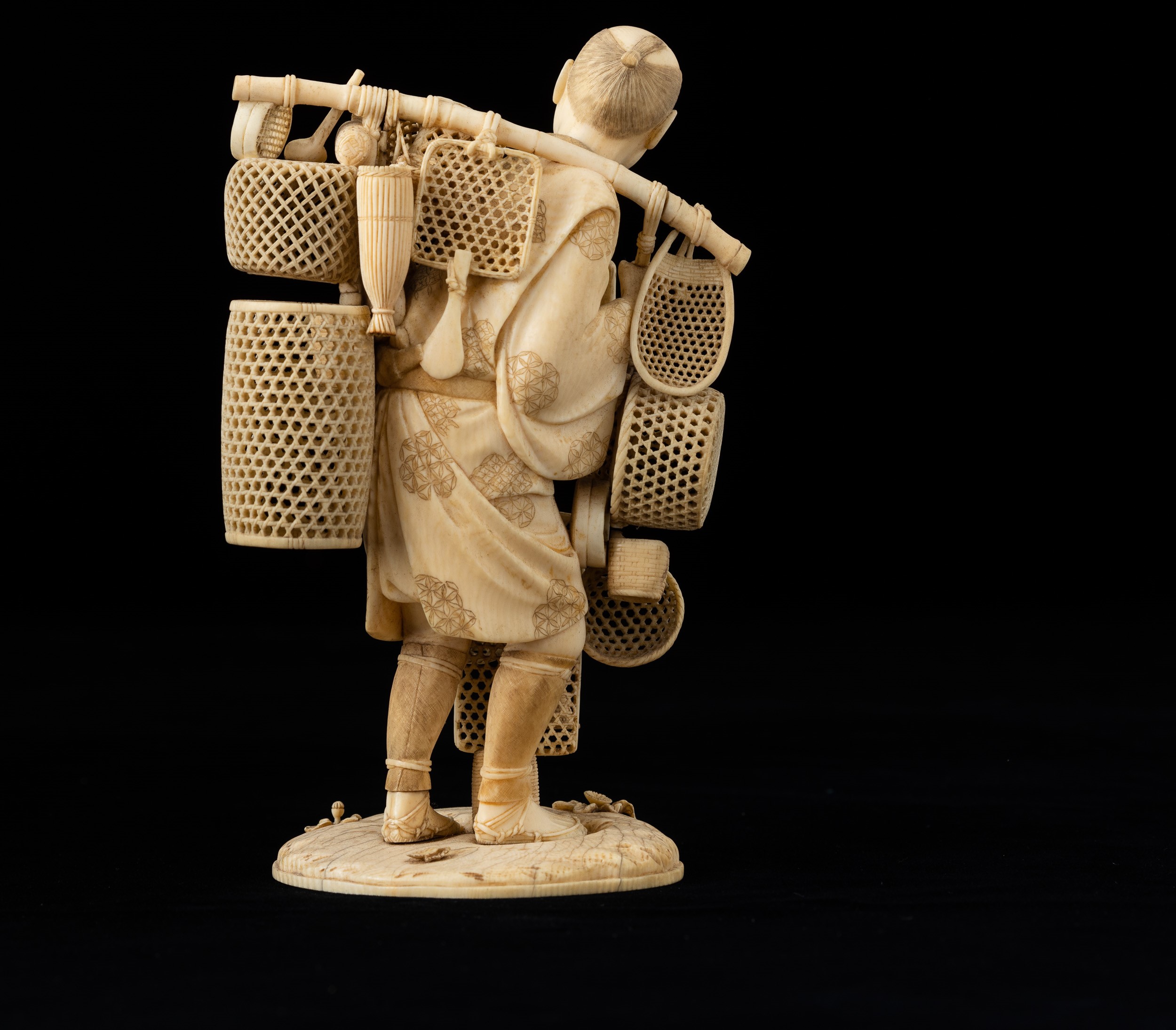 Okimono Scolpito in Avorio Raffigurante Venditore di Ceste, Giappone, Periodo Meiji (1686-1912)
