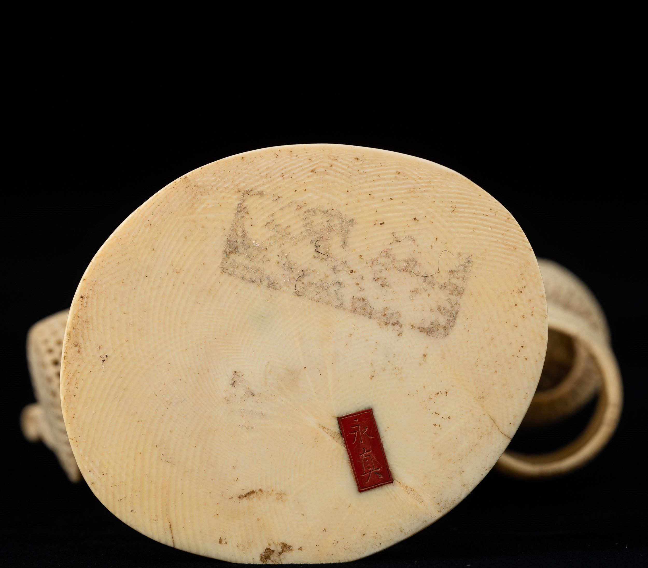 Okimono Scolpito in Avorio Raffigurante Venditore di Ceste, Giappone, Periodo Meiji (1686-1912)