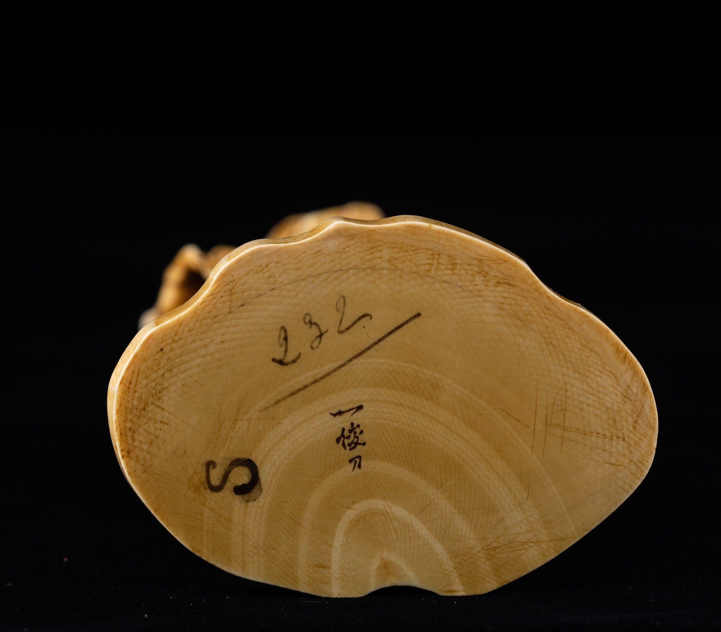 Okimono Scolpito in Avorio Raffigurante Saggio con Scroll, Giappone, Periodo Meiji (1868-1912)