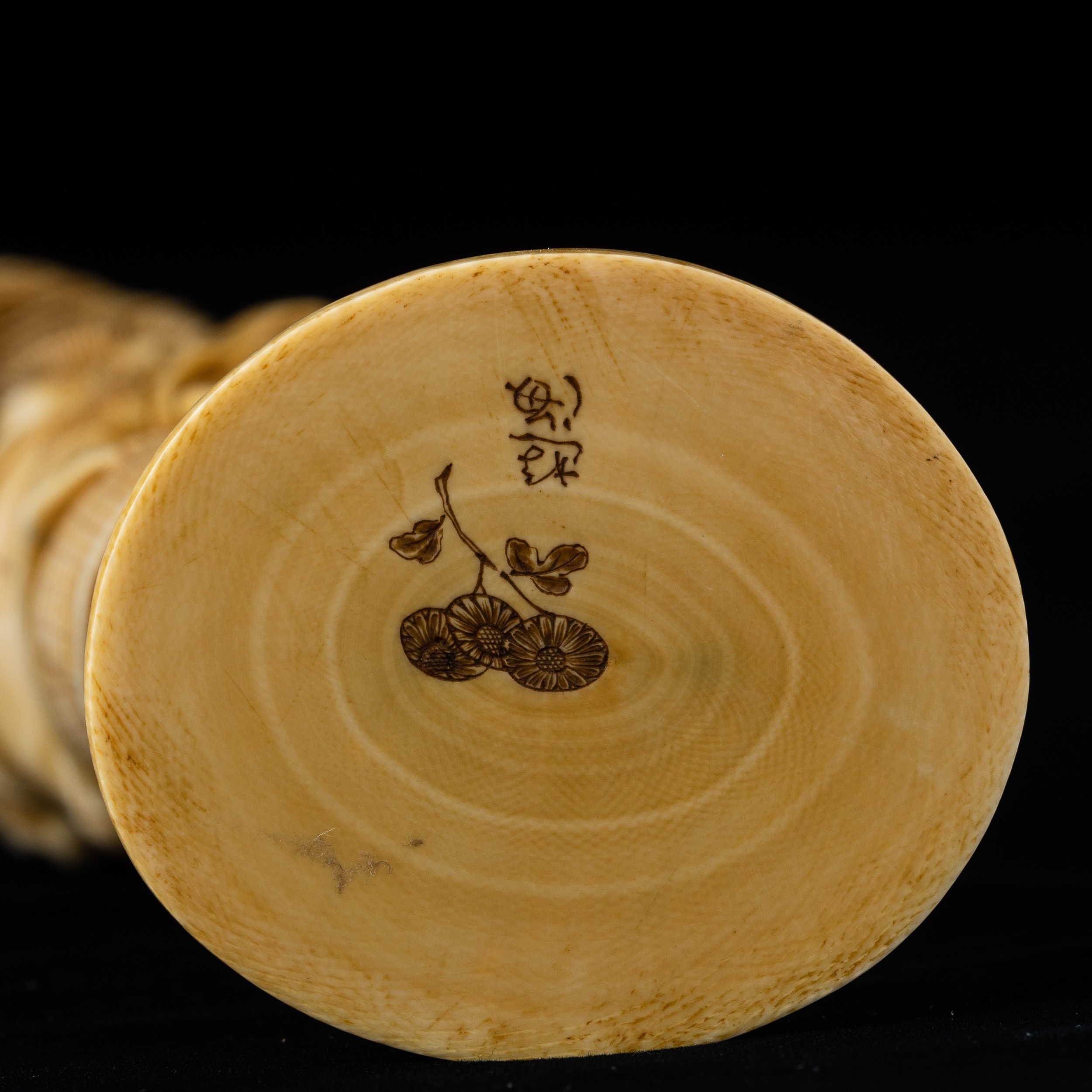 Okimono Scolpito in Avorio Raffigurante Pescatore con Fanciullo, Giappone, Periodo Meiji (1868-19...