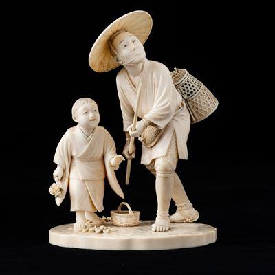 Okimono Scolpito in Avorio Raffigurante Cacciatore con Fanciullo, Giappone, Periodo Meiji (1868-1...