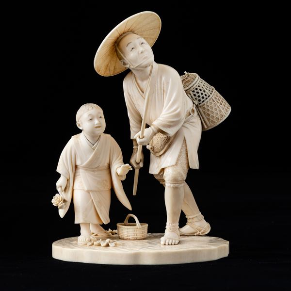 Okimono scolpito in avorio raffigurante cacciatore con fanciullo, Giappone, periodo Meiji (1868-1912)