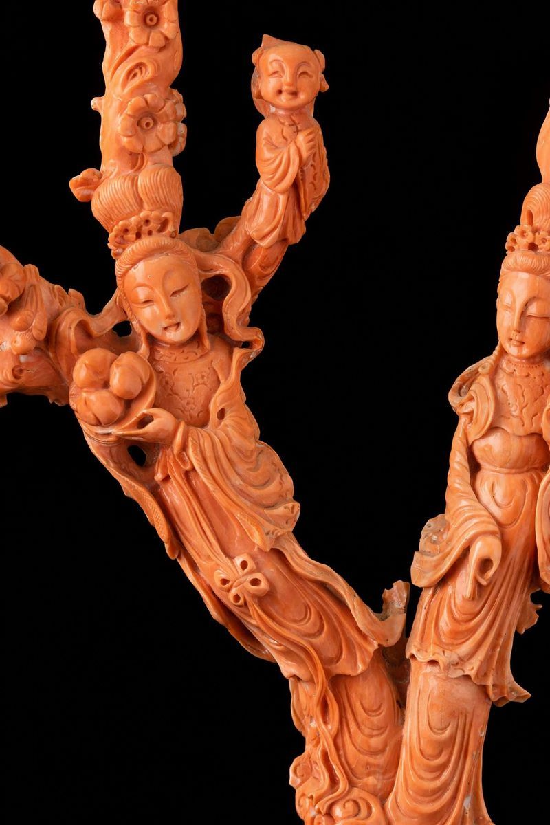 Ramo Finemente Scolpito in Corallo Raffigurante Fanciulle con Bambino, Cina, Inizi XX Secolo