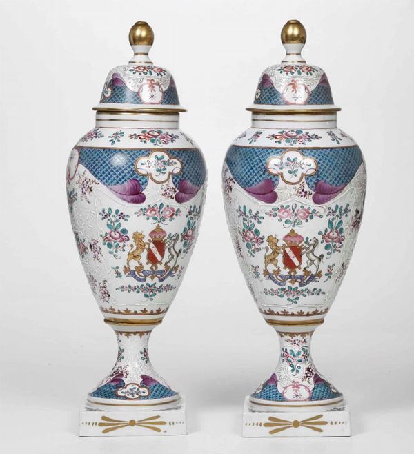 Coppia di vasi con coperchio Francia, Limoges (porcellana), decorazione Parigi, inizi del XX secolo