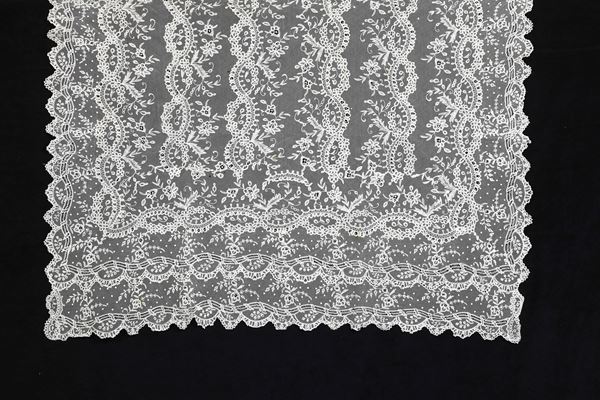 Tovaglia in tulle ricamato.