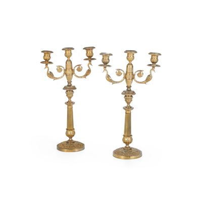 Coppia di Candelabri a Tre Luci in Bronzo Dorato e Cesellato. XIX-XX Secolo