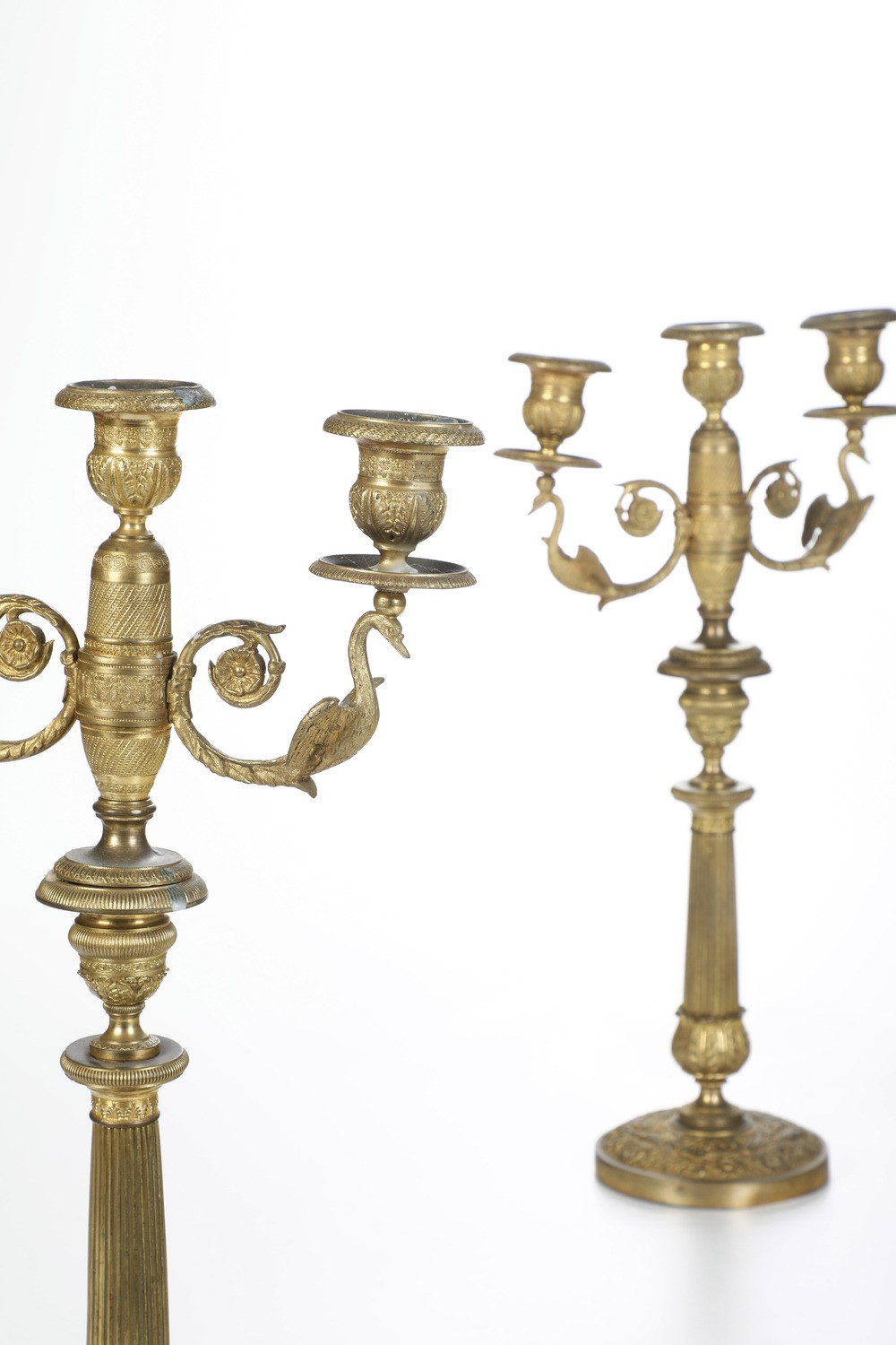 Coppia di Candelabri a Tre Luci in Bronzo Dorato e Cesellato. XIX-XX Secolo