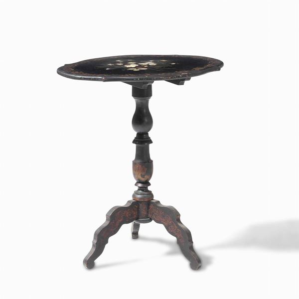 Tavolino a vela in legno ebanizzato. Genova, seconda metà XIX secolo