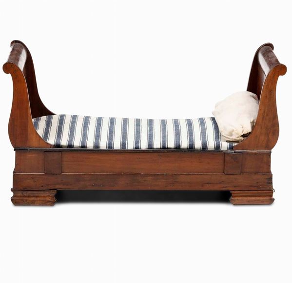 Modello di letto Impero in mogano. XIX secolo