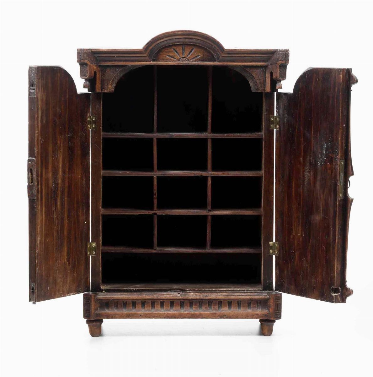Armadio neogotico, XIX secolo, dimensioni 38x20x58 cm
