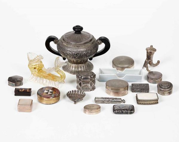 Lotto di oggetti in argento e altri materiali