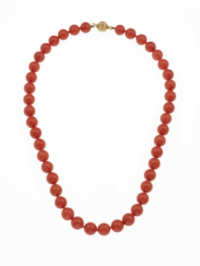 Collana in corallo con fermaglio in oro giallo 750/1000