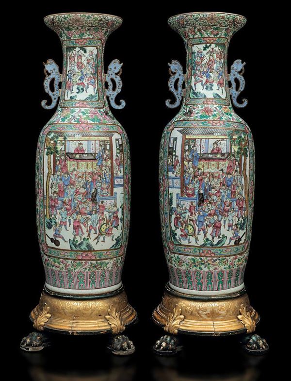 Importante coppia di grandi vasi a balaustro con anse sagomate in porcellana Famiglia Rosa con scene  [..]