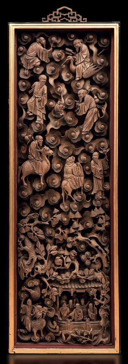 Raro e fine pannello in legno profondamente intagliato raffigurante gli otto immortali e saggi, Cina,  [..]